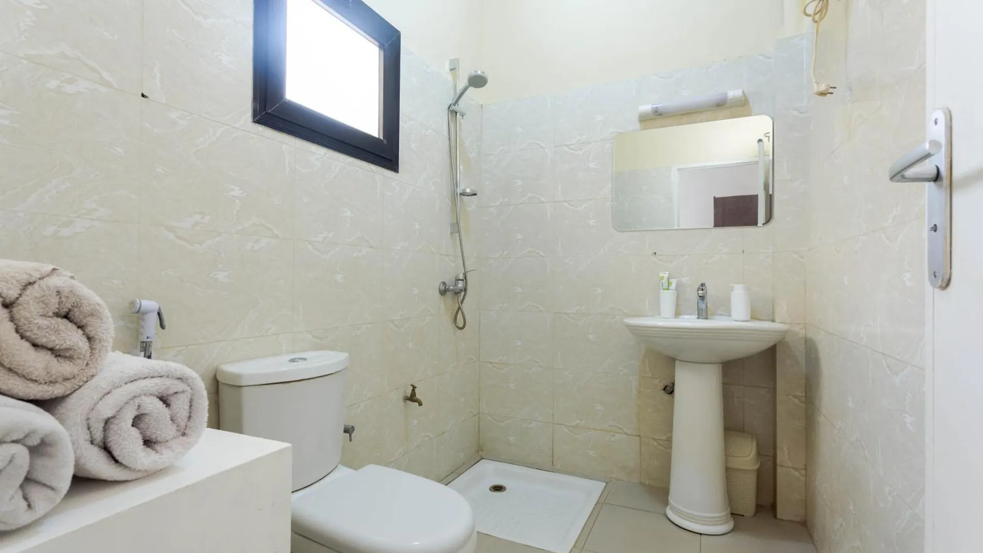 Logement Paisible Au Coeur De Dakar, Chambre Avec Bureau Et Salle De Bain Dans Un Appartement Partage